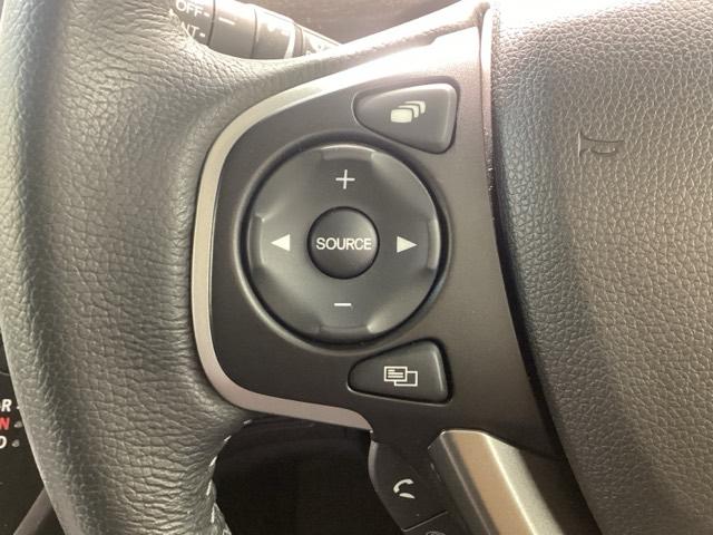 �X�e�A�����O�X�C�b�`���n���h�������𗣂��Ȃ��Ă��茳�̃X�C�b�`�ŉ��ʒ��߂�I�ȑ��쓙���s�Ȃ��܂��B�^�]�����������炳�Ȃ��Ă����삪�ł��֗��ł��B