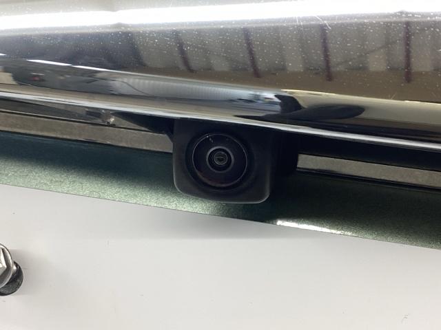 �Ԃ̌���ɏ��^�J�������t���Ă���o�b�N����ۂ̌���̗l�q�����j�^�[��ɕ\�����܂��B