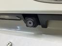 車の後方に小型カメラが付いておりバックする際の後方の様子をモニター上に表示します。