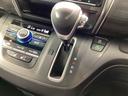 インパネシフトを採用しているので、前席の足元も広々としています。運転席と助手席の行き来もスムーズです!