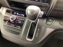 インパネシフトを採用しているので、前席の足元も広々としています。運転席と助手席の行き来もスムーズです!
