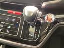 インパネシフトを採用しているので、前席の足元も広々としています。運転席と助手席の行き来もスムーズです!