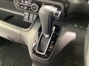 インパネシフトを採用しているので、前席の足元も広々としています。運転席と助手席の行き来もスムーズです!