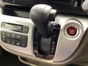 インパネシフトを採用しているので、前席の足元も広々としています。運転席と助手席の行き来もスムーズです!