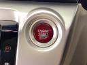エンジンスタートスイッチ☆キーが車内にあれば、エンジンの始動・停止はブレーキを踏んでスイッチを押すだけ!キーを取り出す手間を省き、ワンプッシュでエンジンを操作するので簡単でスムーズです。