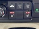 運転席と助手席にはシートヒーターが付いています☆寒い時期に腰周りを温めてくれるので体全体が温まりやすいのは勿論、暖房と違い顔に風が当たらないので、乾燥肌やドライアイの方でも大丈夫☆