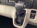 インパネシフトを採用しているので、前席の足元も広々としています。運転席と助手席の行き来もスムーズです!