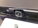 車の後方に小型カメラが付いておりバックする際の後方の様子をモニター上に表示します。