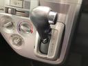 インパネシフトを採用しているので、前席の足元も広々としています。運転席と助手席の行き来もスムーズです!