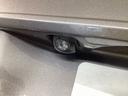 車の後方に小型カメラが付いておりバックする際の後方の様子をモニター上に表示します。