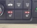運転席と助手席にはシートヒーターが付いています☆寒い時期に腰周りを温めてくれるので体全体が温まりやすいのは勿論、暖房と違い顔に風が当たらないので、乾燥肌やドライアイの方でも大丈夫☆
