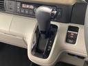 インパネシフトを採用しているので、前席の足元も広々としています。運転席と助手席の行き来もスムーズです!