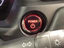 エンジンスタートスイッチ☆キーが車内にあれば、エンジンの始動・停止はブレーキを踏んでスイッチを押すだけ！キーを取り出す手間を省き、ワンプッシュでエンジンを操作するので簡単でスムーズです。