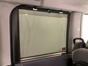 ロールサンシェイド☆２列目の窓ガラス下部にサンシェイドが収納☆夏場にエアコンを切ってサンシェイドをかければ、車内の風通しも車の燃費も向上☆