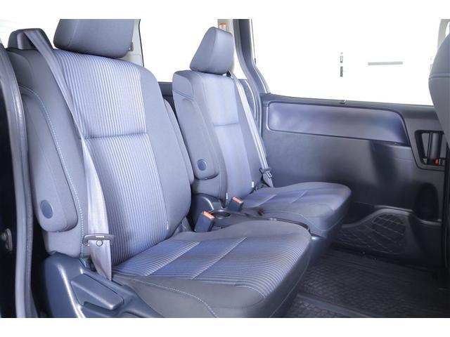 ヴォクシー ＺＳ　両電動スライドドア　地デジ　盗難防止システム　オートエアコン　ダブルエアバッグ　ＤＶＤ再生可　ＥＴＣ　ＬＥＤヘッドライト　キーレスエントリー　メモリーナビ　ナビＴＶ　３列シート　リアオートエアコン（16枚目）