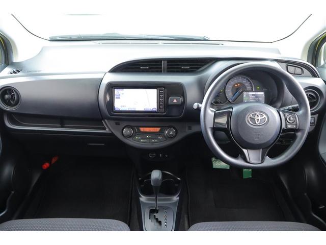 ヴィッツ ハイブリッドＦ　衝突軽減　ＬＥＤヘッドランプ　横滑り防止機能　盗難防止装置　スマートキー＆プッシュスタート　キーレス　ワンセグＴＶ　ＥＴＣ車載器　バックモニター　記録簿　エアコン　パワーステアリング　ＡＢＳ（4枚目）