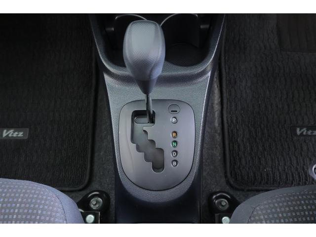 ヴィッツ ハイブリッドＦ　衝突軽減　ＬＥＤヘッドランプ　横滑り防止機能　盗難防止装置　スマートキー＆プッシュスタート　キーレス　ワンセグＴＶ　ＥＴＣ車載器　バックモニター　記録簿　エアコン　パワーステアリング　ＡＢＳ（9枚目）