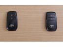 鍵はスマートキータイプです♪ キーをポケットやバックに入れたままで、ドアロックの施錠・解除が出来て、プッシュスタートでエンジン始動も出来ます♪