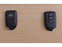 鍵はスマートキータイプです♪ キーをポケットやバックに入れたままで、ドアロックの施錠・解除が出来て、プッシュスタートでエンジン始動も出来ます♪