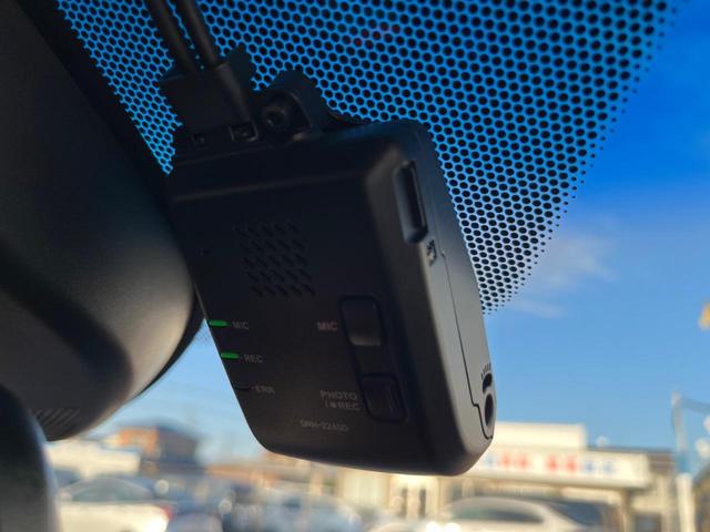 【ドライブレコーダー】安心・安全なカーライフに必須のドライブレコーダーを装備！走行中はもちろん、あおり運転や事故に遭遇した際の状況も映像で記録し、万一のリスクに備えます。