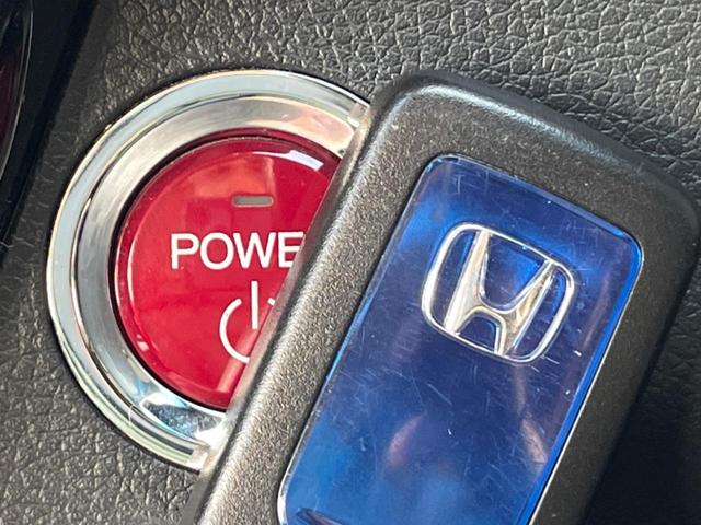 【Ｈｏｎｄａスマートキー】カバンやポケットに入れたままでもドアの施錠・解錠が可能なスマートキーを装備。エンジンのオン・オフ時もカギを取り出す必要が無いからとっても便利です♪