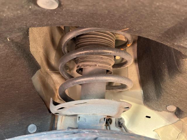 お車を安心してお乗りいただく為には、足回りの定期点検が欠かせません。サービスサポート（有償保証）では無料点検もご提供しており、安心のカーライフをお過ごしいただけるサポート体制が整っています。