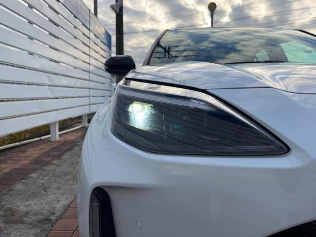 ヤリスクロス ハイブリッドＺ　全周囲カメラ　禁煙車　ハーフレザーシート　パワーシート　ドラレコ　スマートキー　ＬＥＤヘッド　ビルトインＥＴＣ　純正１８インチアルミ　オートハイビーム　車線逸脱警報　オートライト　オートエアコン（12枚目）