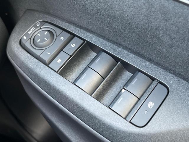 ヤリスクロス ハイブリッドＺ　全周囲カメラ　禁煙車　ハーフレザーシート　パワーシート　ドラレコ　スマートキー　ＬＥＤヘッド　ビルトインＥＴＣ　純正１８インチアルミ　オートハイビーム　車線逸脱警報　オートライト　オートエアコン（41枚目）