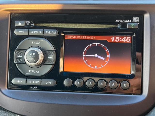 フィット Ｇ・１０ｔｈアニバーサリーＩＩ　バックカメラ　禁煙車　スマートキー　ＨＩＤヘッド　ビルトインＥＴＣ　オートライト　ＣＤ（3枚目）