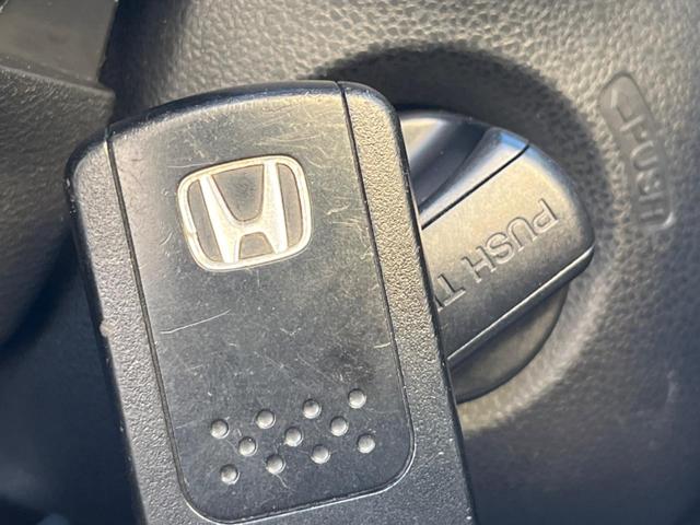 フィット Ｇ・１０ｔｈアニバーサリーＩＩ　バックカメラ　禁煙車　スマートキー　ＨＩＤヘッド　ビルトインＥＴＣ　オートライト　ＣＤ（6枚目）