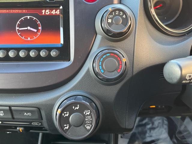 フィット Ｇ・１０ｔｈアニバーサリーＩＩ　バックカメラ　禁煙車　スマートキー　ＨＩＤヘッド　ビルトインＥＴＣ　オートライト　ＣＤ（7枚目）