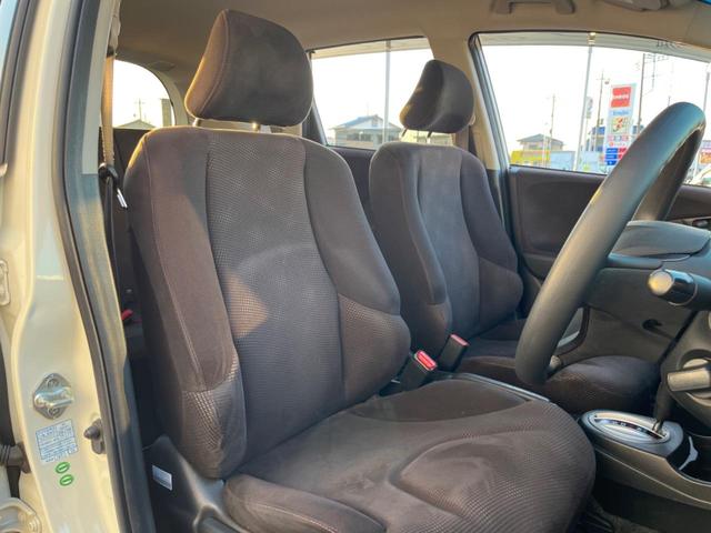 フィット Ｇ・１０ｔｈアニバーサリーＩＩ　バックカメラ　禁煙車　スマートキー　ＨＩＤヘッド　ビルトインＥＴＣ　オートライト　ＣＤ（8枚目）