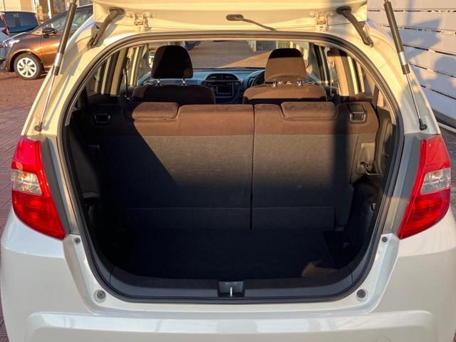 フィット Ｇ・１０ｔｈアニバーサリーＩＩ　バックカメラ　禁煙車　スマートキー　ＨＩＤヘッド　ビルトインＥＴＣ　オートライト　ＣＤ（10枚目）