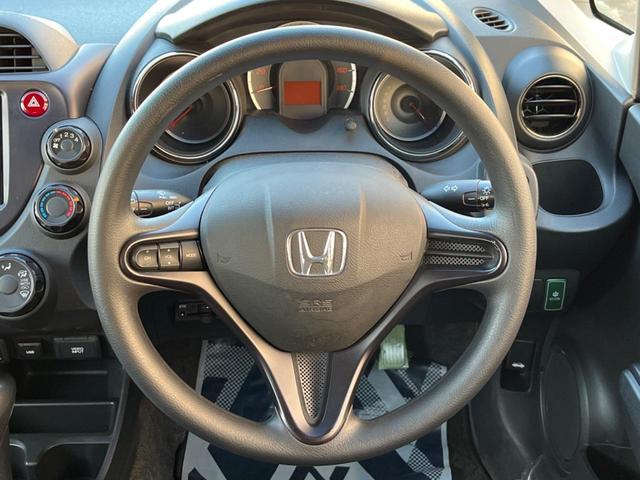 フィット Ｇ・１０ｔｈアニバーサリーＩＩ　バックカメラ　禁煙車　スマートキー　ＨＩＤヘッド　ビルトインＥＴＣ　オートライト　ＣＤ（11枚目）