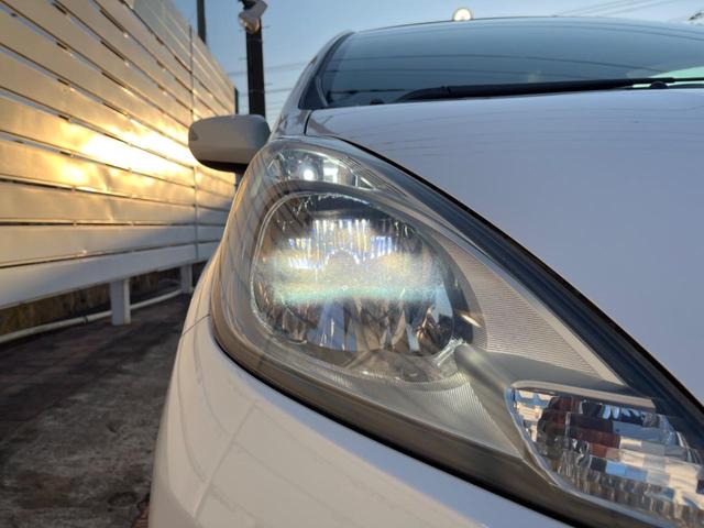 フィット Ｇ・１０ｔｈアニバーサリーＩＩ　バックカメラ　禁煙車　スマートキー　ＨＩＤヘッド　ビルトインＥＴＣ　オートライト　ＣＤ（12枚目）