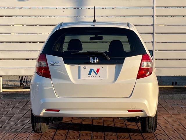 フィット Ｇ・１０ｔｈアニバーサリーＩＩ　バックカメラ　禁煙車　スマートキー　ＨＩＤヘッド　ビルトインＥＴＣ　オートライト　ＣＤ（15枚目）