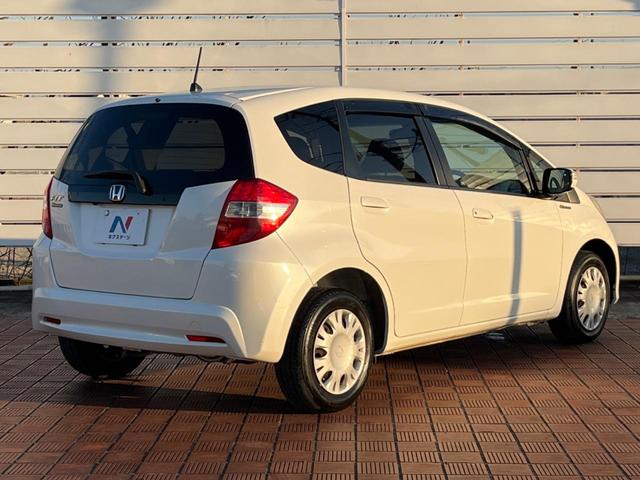 フィット Ｇ・１０ｔｈアニバーサリーＩＩ　バックカメラ　禁煙車　スマートキー　ＨＩＤヘッド　ビルトインＥＴＣ　オートライト　ＣＤ（17枚目）