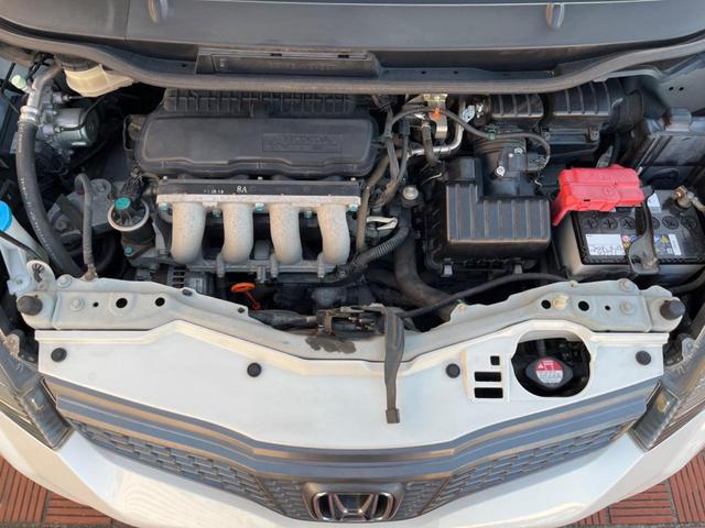 フィット Ｇ・１０ｔｈアニバーサリーＩＩ　バックカメラ　禁煙車　スマートキー　ＨＩＤヘッド　ビルトインＥＴＣ　オートライト　ＣＤ（18枚目）