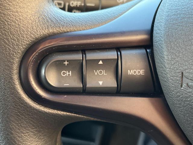 フィット Ｇ・１０ｔｈアニバーサリーＩＩ　バックカメラ　禁煙車　スマートキー　ＨＩＤヘッド　ビルトインＥＴＣ　オートライト　ＣＤ（23枚目）