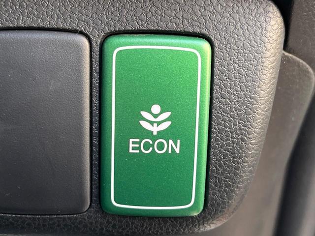 フィット Ｇ・１０ｔｈアニバーサリーＩＩ　バックカメラ　禁煙車　スマートキー　ＨＩＤヘッド　ビルトインＥＴＣ　オートライト　ＣＤ（26枚目）