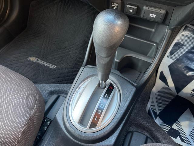 フィット Ｇ・１０ｔｈアニバーサリーＩＩ　バックカメラ　禁煙車　スマートキー　ＨＩＤヘッド　ビルトインＥＴＣ　オートライト　ＣＤ（27枚目）