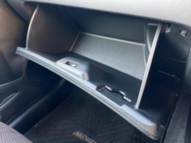 フィット Ｇ・１０ｔｈアニバーサリーＩＩ　バックカメラ　禁煙車　スマートキー　ＨＩＤヘッド　ビルトインＥＴＣ　オートライト　ＣＤ（30枚目）