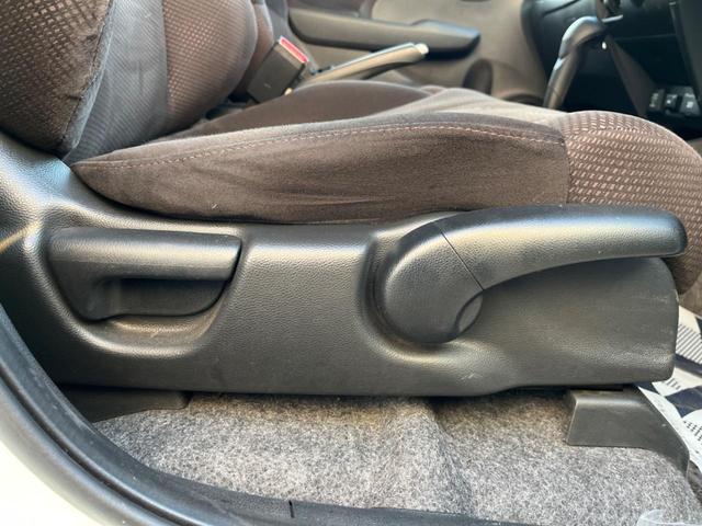 フィット Ｇ・１０ｔｈアニバーサリーＩＩ　バックカメラ　禁煙車　スマートキー　ＨＩＤヘッド　ビルトインＥＴＣ　オートライト　ＣＤ（34枚目）