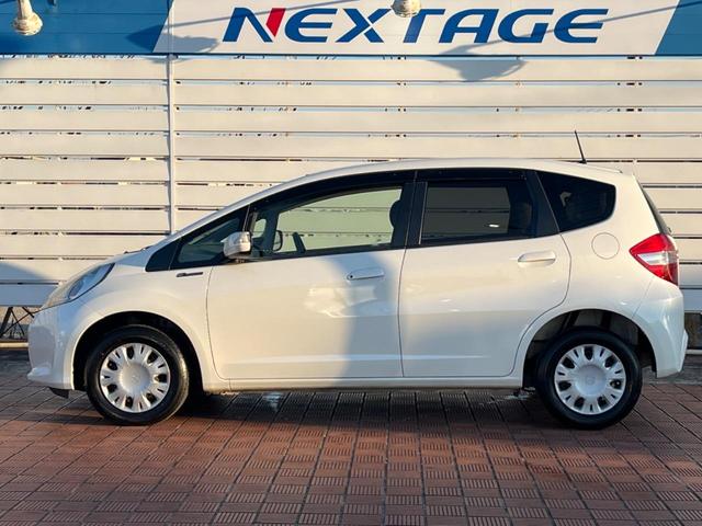 フィット Ｇ・１０ｔｈアニバーサリーＩＩ　バックカメラ　禁煙車　スマートキー　ＨＩＤヘッド　ビルトインＥＴＣ　オートライト　ＣＤ（41枚目）
