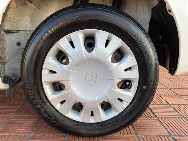 フィット Ｇ・１０ｔｈアニバーサリーＩＩ　バックカメラ　禁煙車　スマートキー　ＨＩＤヘッド　ビルトインＥＴＣ　オートライト　ＣＤ（43枚目）