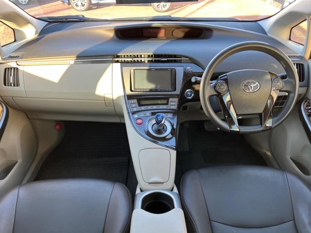 プリウス Ｓマイコーデ　バックカメラ　禁煙車　レザーシート　ドラレコ　スマートキー　ＨＩＤヘッド　純正１５インチアルミ　オートライト　オートエアコン　ＣＤ　ＤＶＤ再生　フルセグ（2枚目）