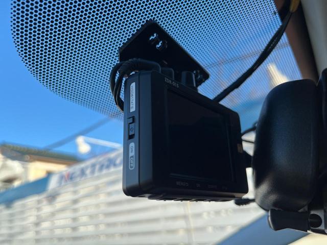 プリウス Ｓマイコーデ　バックカメラ　禁煙車　レザーシート　ドラレコ　スマートキー　ＨＩＤヘッド　純正１５インチアルミ　オートライト　オートエアコン　ＣＤ　ＤＶＤ再生　フルセグ（5枚目）