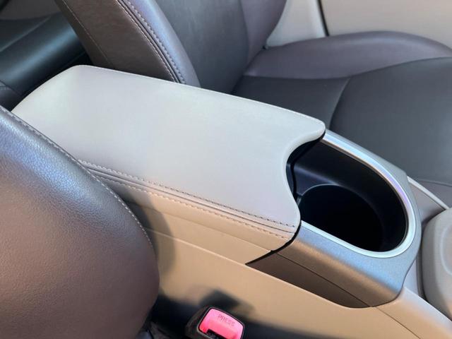 プリウス Ｓマイコーデ　バックカメラ　禁煙車　レザーシート　ドラレコ　スマートキー　ＨＩＤヘッド　純正１５インチアルミ　オートライト　オートエアコン　ＣＤ　ＤＶＤ再生　フルセグ（33枚目）