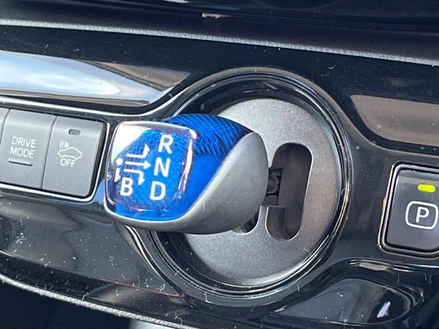 プリウス Ｓツーリングセレクション　純正ＳＤナビ　衝突被害軽減システム　レーダークルーズ　禁煙車　レザーシート　ドラレコ　コーナーセンサー　スマートキー　ＬＥＤヘッド　ビルトインＥＴＣ　純正１７インチアルミ　オートハイビーム（22枚目）