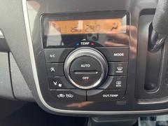 【オートエアコン】一度お好みの温度に設定すれば、車内の温度を検知し風量や温度を自動で調整。暑い…寒い…と何度もスイッチ操作をする必要はありません。快適な車内空間には必須の機能ですね♪ 6
